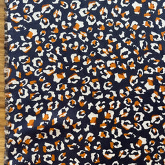 סאטן חברבורות ברקע כחול כהה