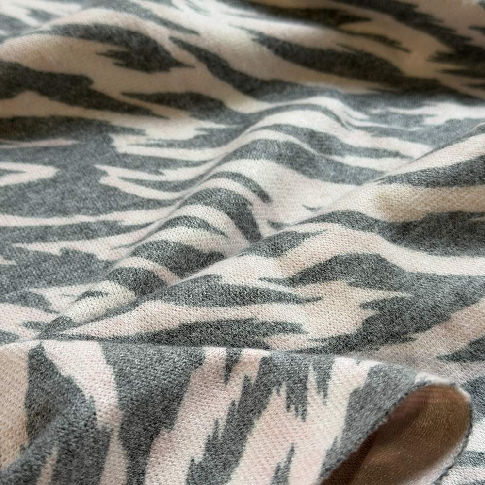 סריג ג'רסי אבסטרקט אפור שמנתי