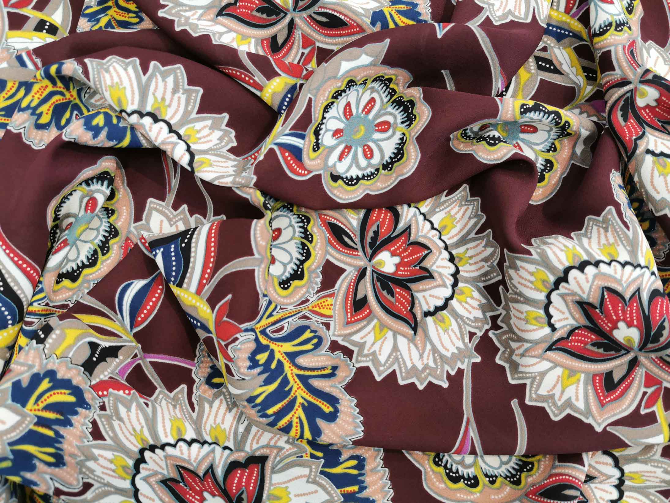 אריג קל ונשפך פרחים צבעוניים בורדו