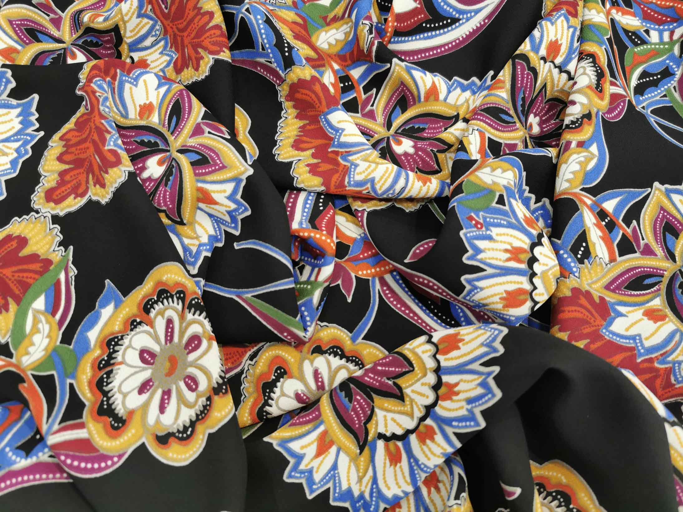 אריג קל ונשפך פרחים צבעוניים שחור