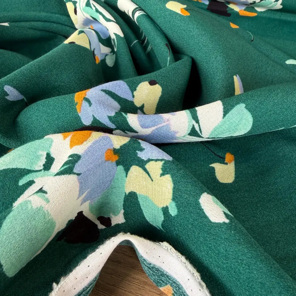 ויסקוזה בהדפס פרחים עדינים על רקע ירוק