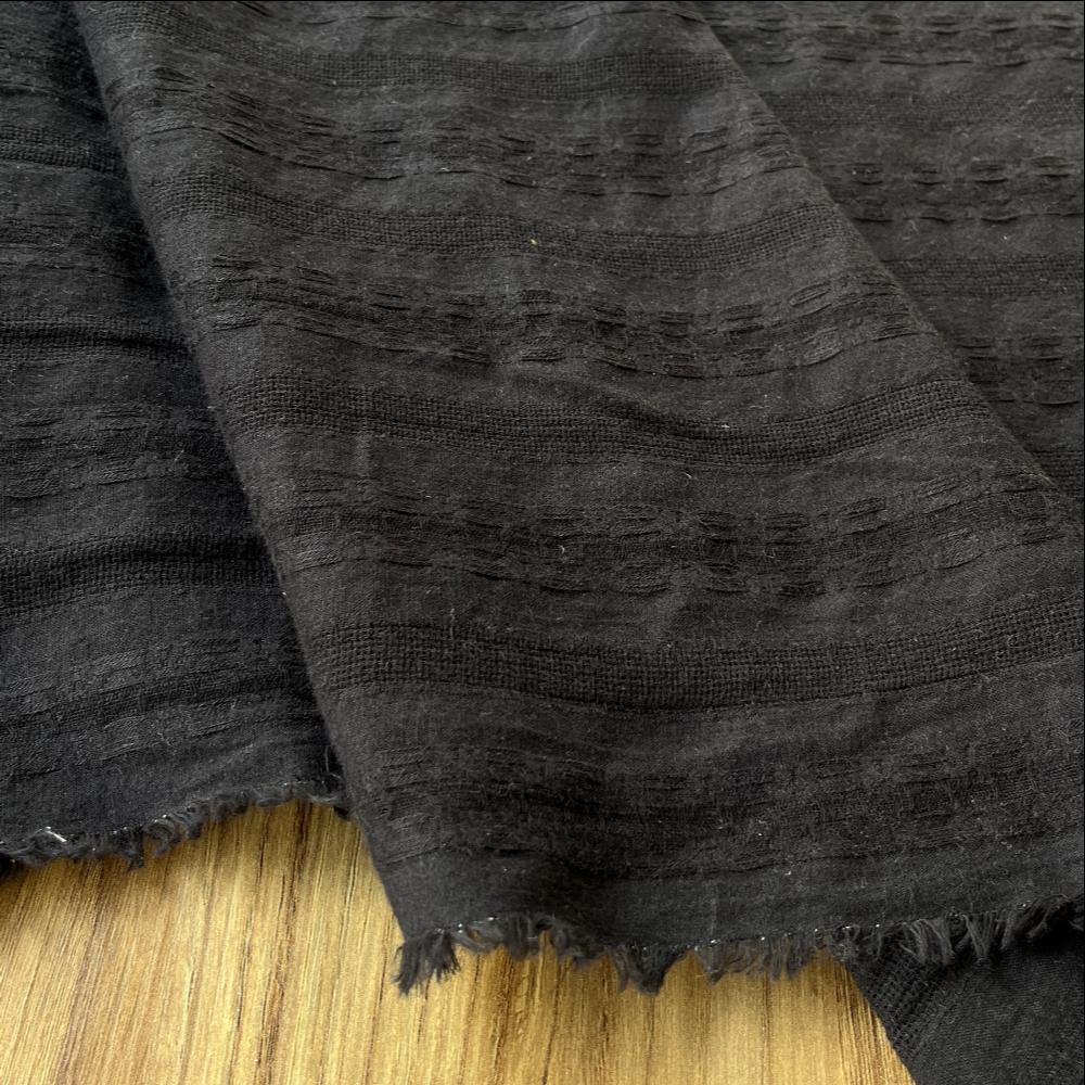 אריג כותנה שחור בטקסטורת פסים