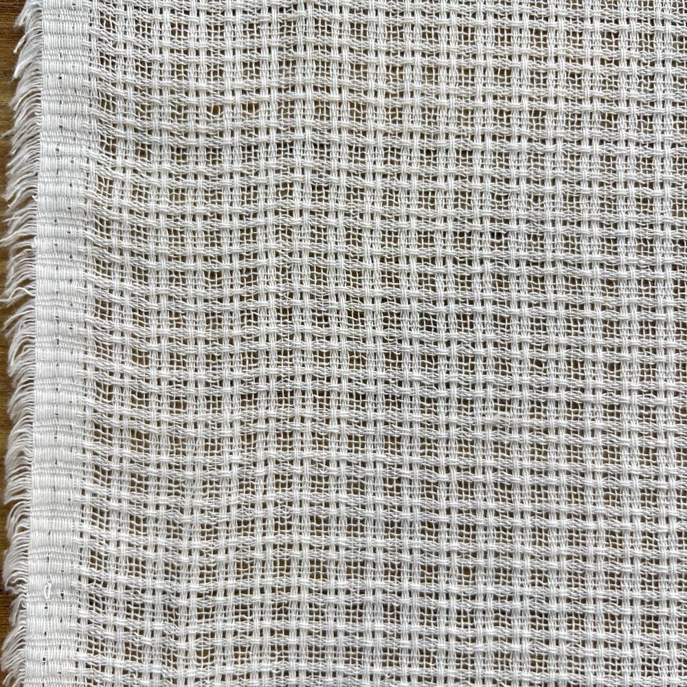 אריג רישתי לבן במרקם טבעי