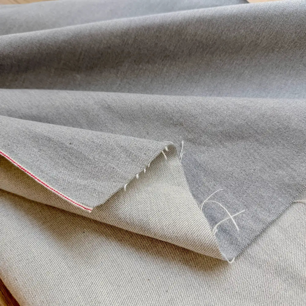 ג'ינס יפני אפור