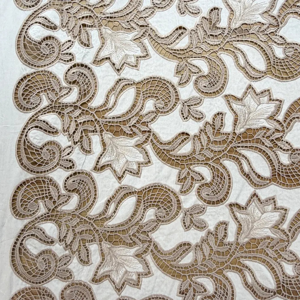 תחרה רקומה פרחונית