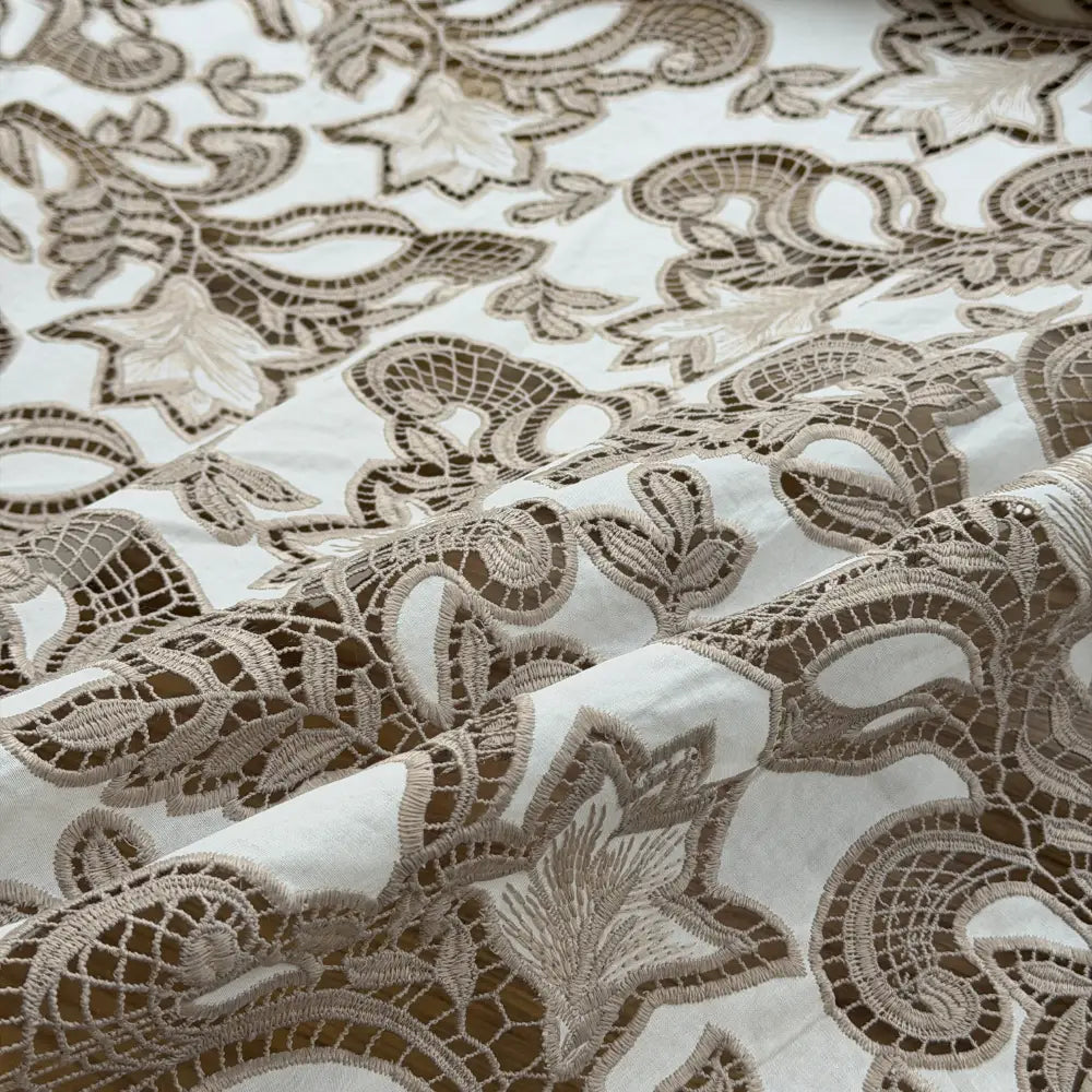 תחרה רקומה פרחונית