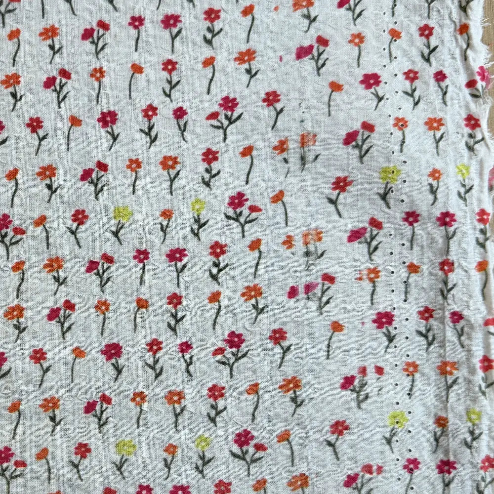 בד כותנה סירסאקר פרחוני בגוונים חמים