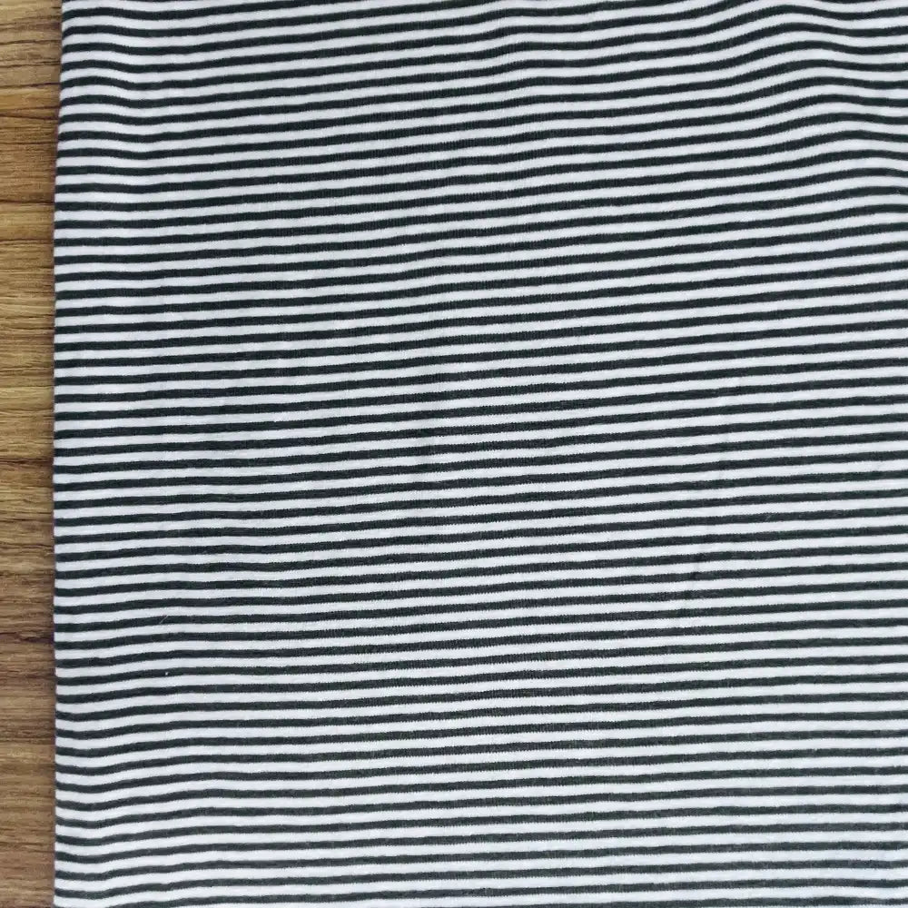 טריקו כותנה בהדפס פסי סיכה זית