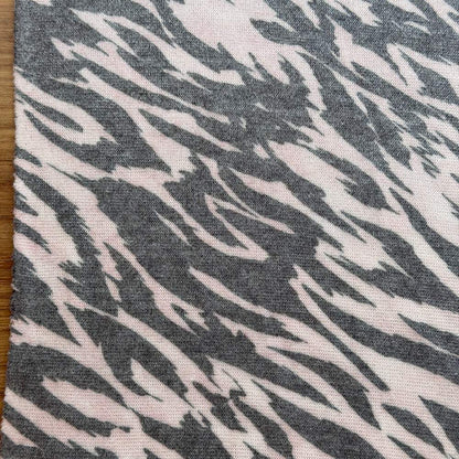 סריג ג'רסי אבסטרקט אפור שמנתי