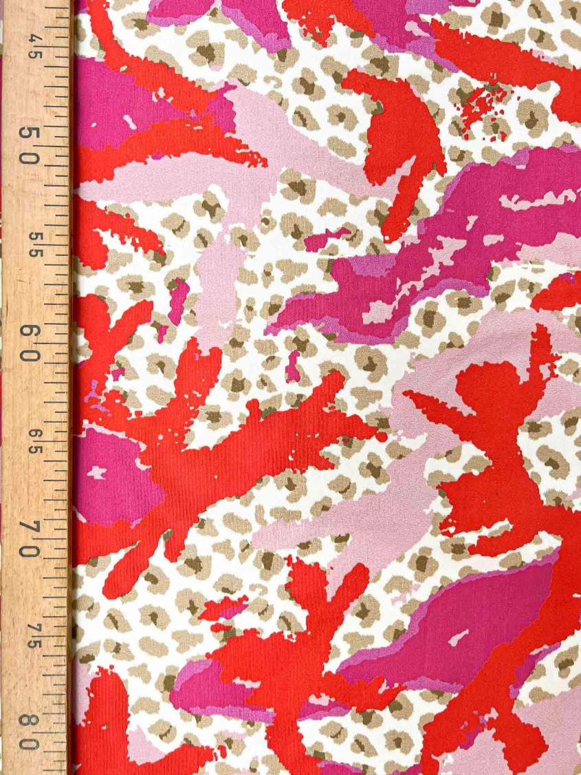 אריג כותנה בהדפס קומופלאז'חברבורות אדום