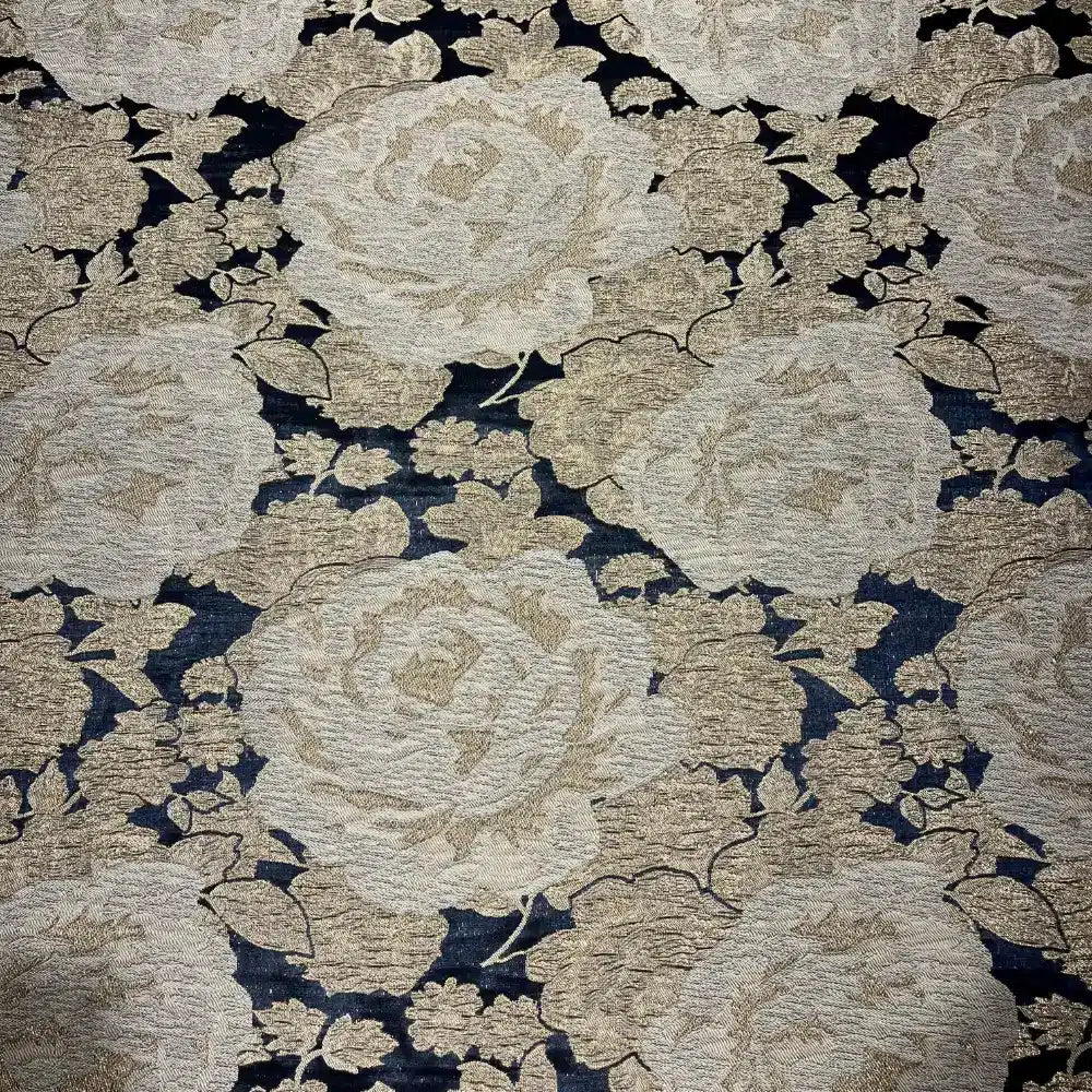 ברוקד שושנים על רקע בורדו זהב