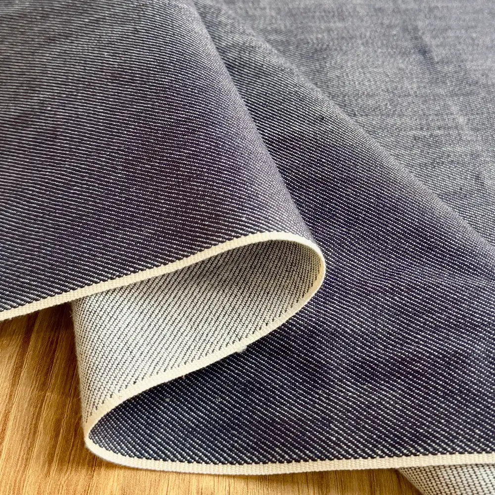 ג'ינס יפני כחול כהה